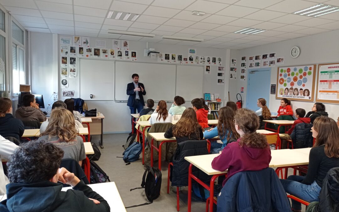 La classe de 3ème 3 rencontre Maître Bernard, notaire, dans le cadre du parcours avenir.