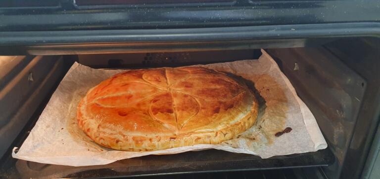 Arrivée de la galette en salle des profs!